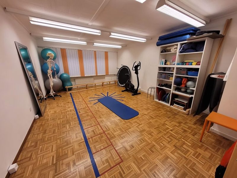Salle de rééducation du Cabinet Lionel Briquet à Montreux — vélo, ballons et matériel d'exercice
