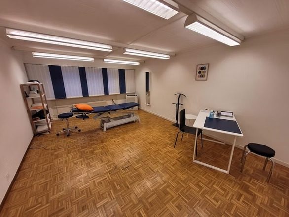 Espace de physiothérapie au Cabinet Lionel Briquet, Montreux — vue de la salle de traitement